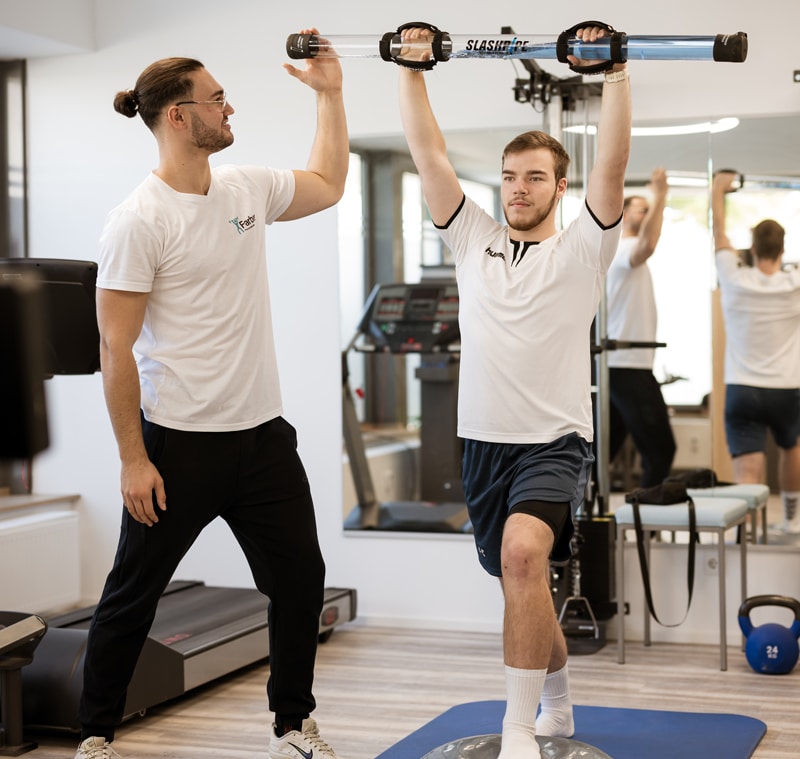 Bild von Max Farber, wie er einem Clienten beim Training hilft